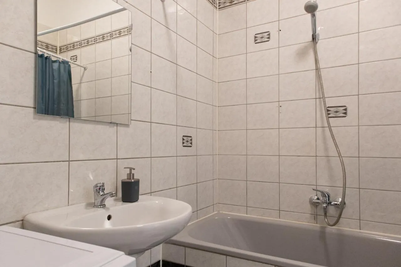 Spacious 2Br Apt.-Near Wiener Stadthalle 0*, Vienna