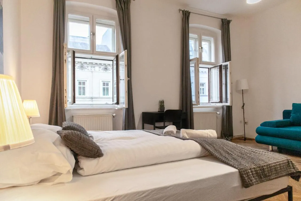 Spacious 2Br Apt.-Near Wiener Stadthalle 0*, Vienna Austria
