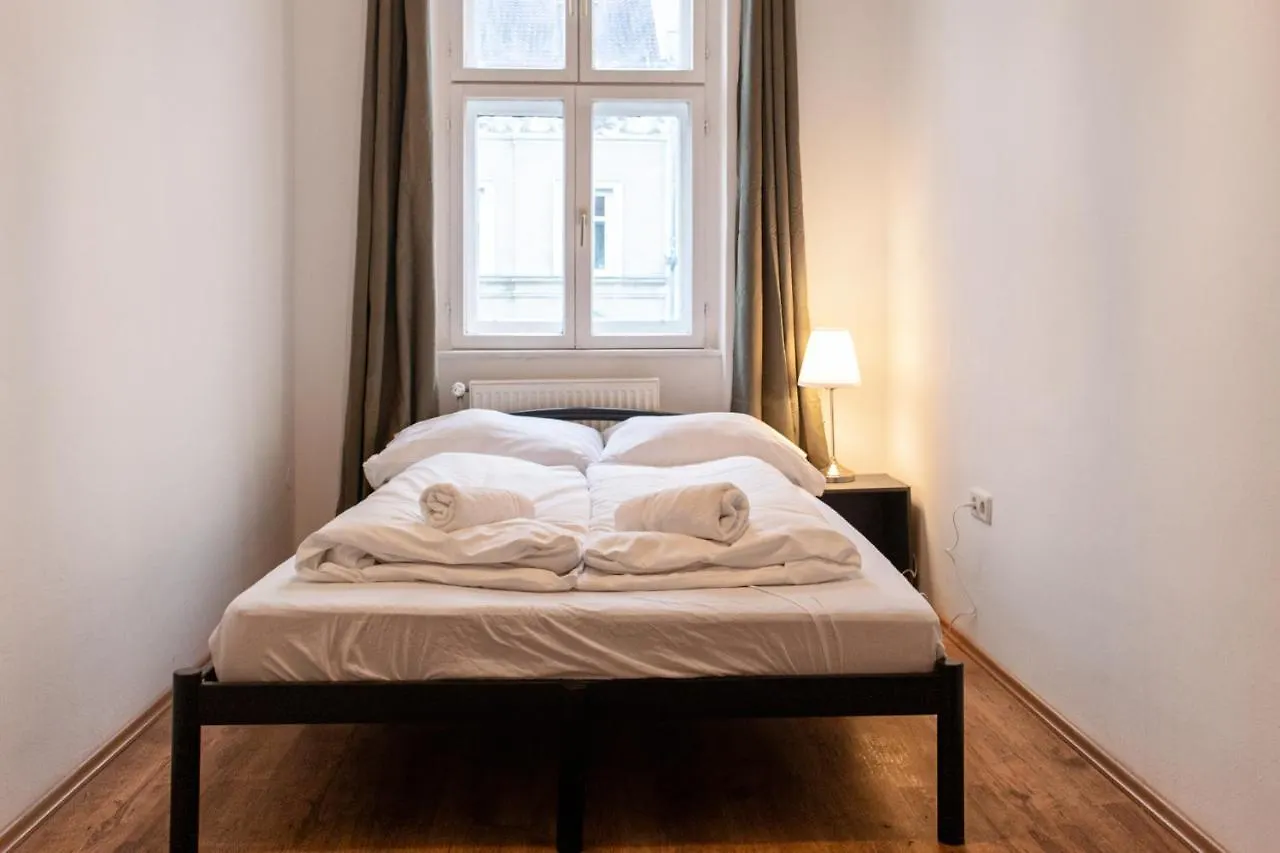 Spacious 2Br Apt.-Near Wiener Stadthalle 0*, ウィーン